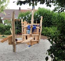 Spielschiff aus Robinienholz